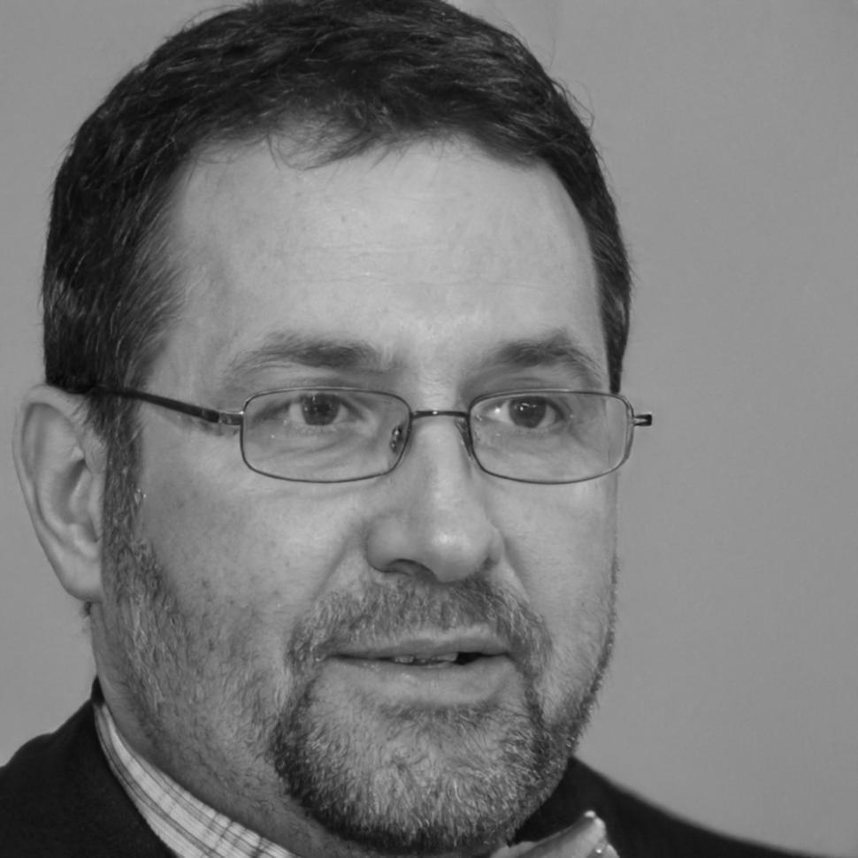 Dr. Miguel Santos, especialista em análise financeira